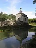 Douves et chapelle de la Sainte-Famille.