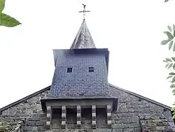 Son clocher fortifié.