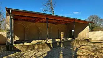 Le lavoir-abreuvoir de Saint-Hilaire-le-Bas.