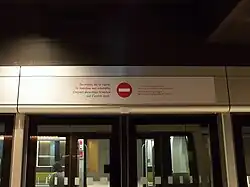 Signalétique trilingue français, anglais et breton interdisant la montée sur le quai d'arrivée au terminus Saint-Jacques - Gaîté.