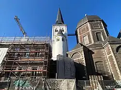 Vue montrant la tour romane rénovée, mais le cloitre adjacent toujours en cours de travaux en Mars 2022.