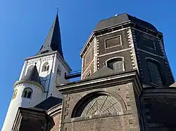 La tour romane ainsi que de l'octogone en Mars 2025, fraichement rénovée.