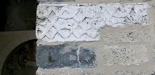 Réemploi d'éléments carolingiens dans un pilier de la nef