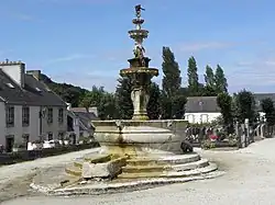 Saint-Jean-du-Doigt : fontaine monumentale (1691).