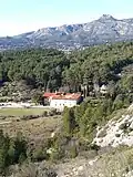 Vue du prieuré sous le Garlaban.