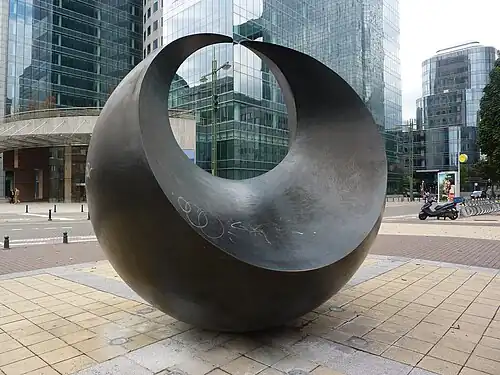 La sculpture Au Solstice sur la place.