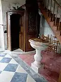 Le confessionnal et les fonts baptismaux de l'église.