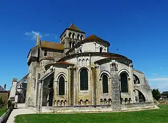 Abbaye Saint-Jouin de Marnes dans les Deux-Sèvres (Le chevet de l'église abbatiale de  Saint-Jouin).