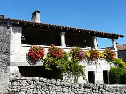 Maison à galerie dans le village.