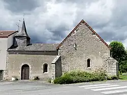 La façade et la chapelle sud de l'église Saint-Léger.