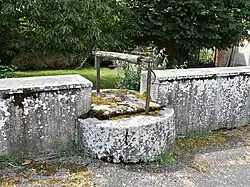 Puits à côté de l'église.
