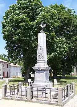 Le monument aux morts, devant l'église (juin&nbsp;2009)
