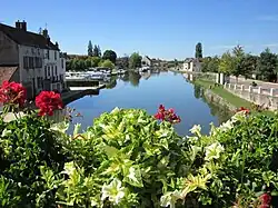 Canal du Centre et halte nautique.