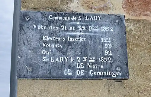 Résultat du plébicite de 1852 immortalisé sur la mairie.