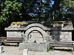 La fontaine principale du bourg.