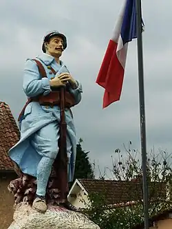 La statue du monument aux morts, œuvre de Daniel Dorillac.