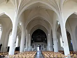 La nef vers le buffet d'orgue.