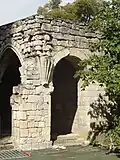 Porte en plein cintre à l'est du cloître.