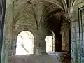 Vestibule, vue vers l'est, portes sur le cloître.