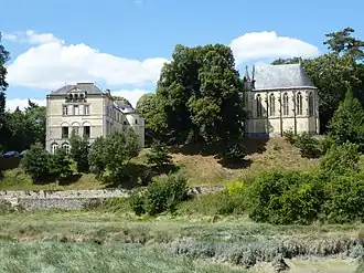Le château de Largentaye et sa chapelle.
