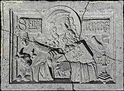Bas-relief de saint Luc, son taureau et les armoiries de Liège, tombé et brisé en quatre morceaux durant la démolition du bâtiment.