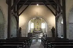 La nef avec l'arc triomphal et l'autel.