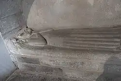 Tombe à niche murale avec un gisant d'une dame de Pontbriand, XVe&nbsp;siècle.