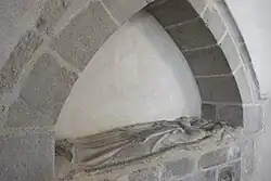 tombe à niche murale, dalle funéraire avec un gisant en bas-relief d'une dame de la famille Pontual, XIIIe&nbsp;siècle.