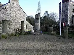 Les trois colonnes antiques et la borne milliaire.