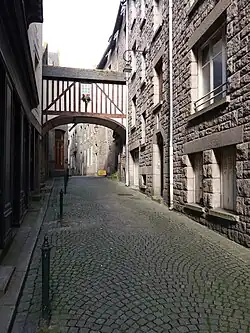 Granite du Hinglé, en taille éclatée, utilisé pour la reconstruction.