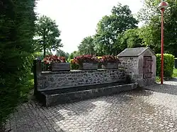 Fontaine-abreuvoir dans le bourg.