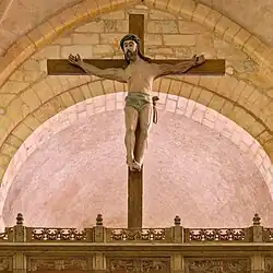Crucifix du XVIIe&nbsp;siècle au-dessus des stalles du choeur