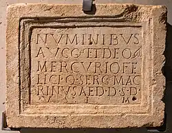 Dédicace d'un citoyen romain, Quintus Sergius Macrinus, qui voua un temple à Argentomagus à l'empereur et à Mercure