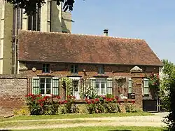 Maison devant le chevet de l'église abbatiale.