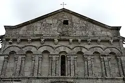 La partie supérieure de la façade occidentale de l'église.