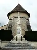 Le monument aux morts et le chevet de l'église.