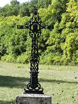La croix à l'ouest du bourg.