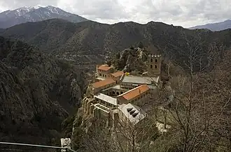 L'abbaye Saint-Martin du Canigou, à 1&nbsp;100&nbsp;m d'altitude, entourée de gorges.