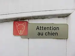 En français (« Attention au chien ») à Saint-Maurice-de-Beynost (France).