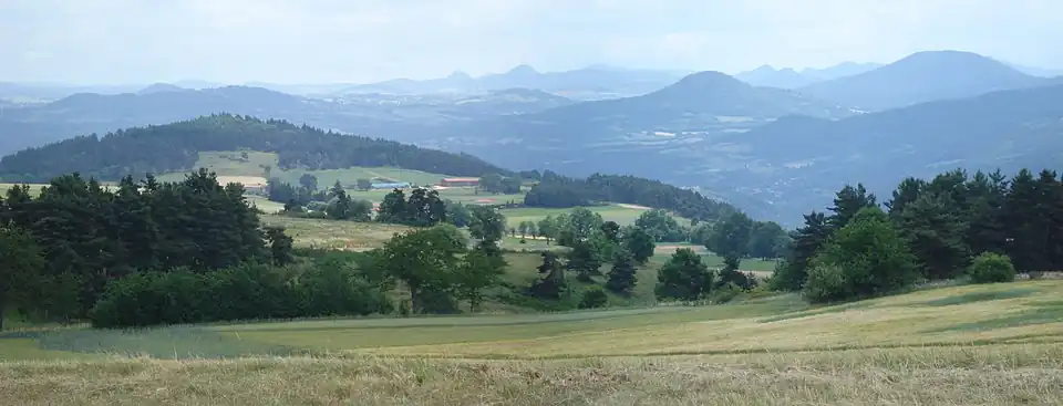 Panorama de la commune vers les Monts du Velay.
