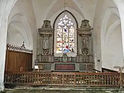 Le chœur et son tabernacle à ailes.