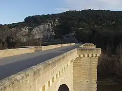 La route franchissant le pont Saint-Nicolas-de-Campagnac