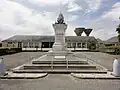 Le monument aux morts et l'école.