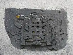Bas-relief à côté du portail de l'église.