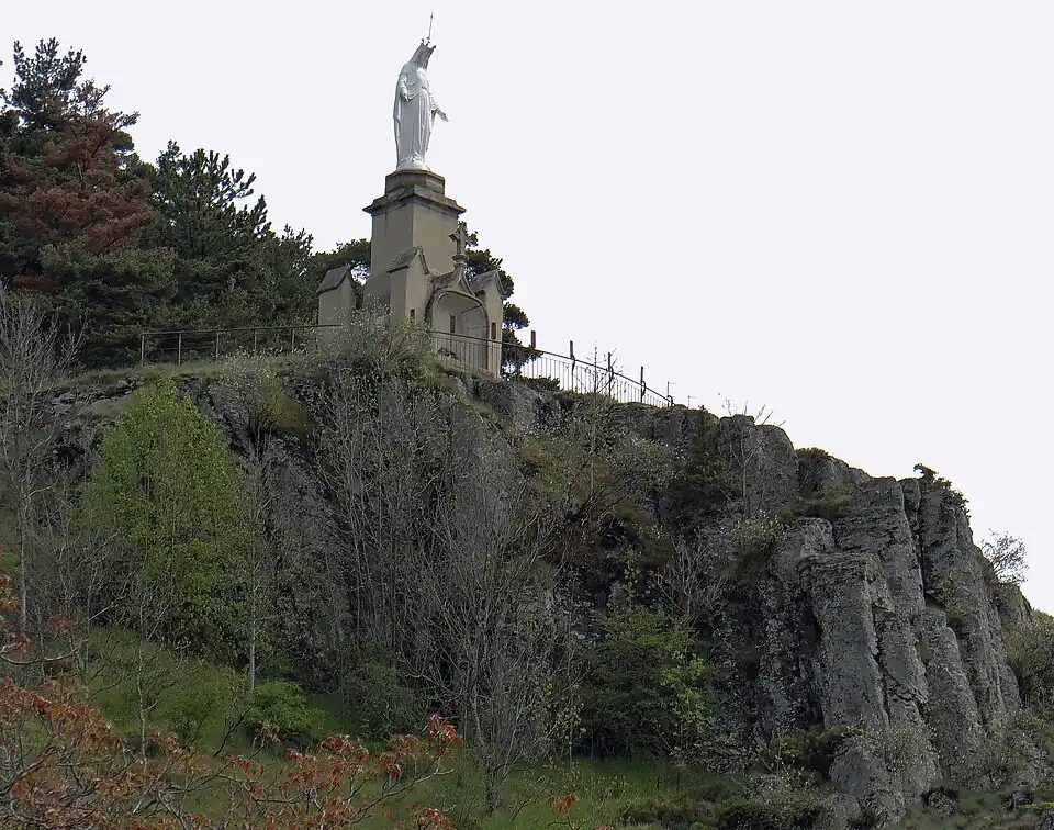 Statue Notre-Dame-des-Miséricordes (vue de l'entrée ouest du Bourg)