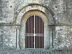 Portail roman de l'église Saint-Pierre.