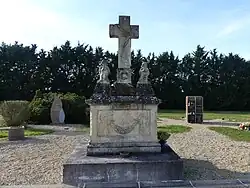 La croix principale du cimetière récent.
