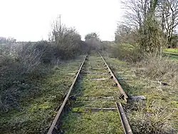 La ligne ferroviaire désaffectée à l'ouest du pont 34.