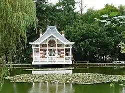 Pavillon de pêche au bord de l'étang de Sauge.