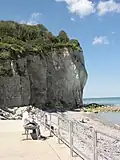 Falaise sud de la plage de Saint-Pierre-en-Port.